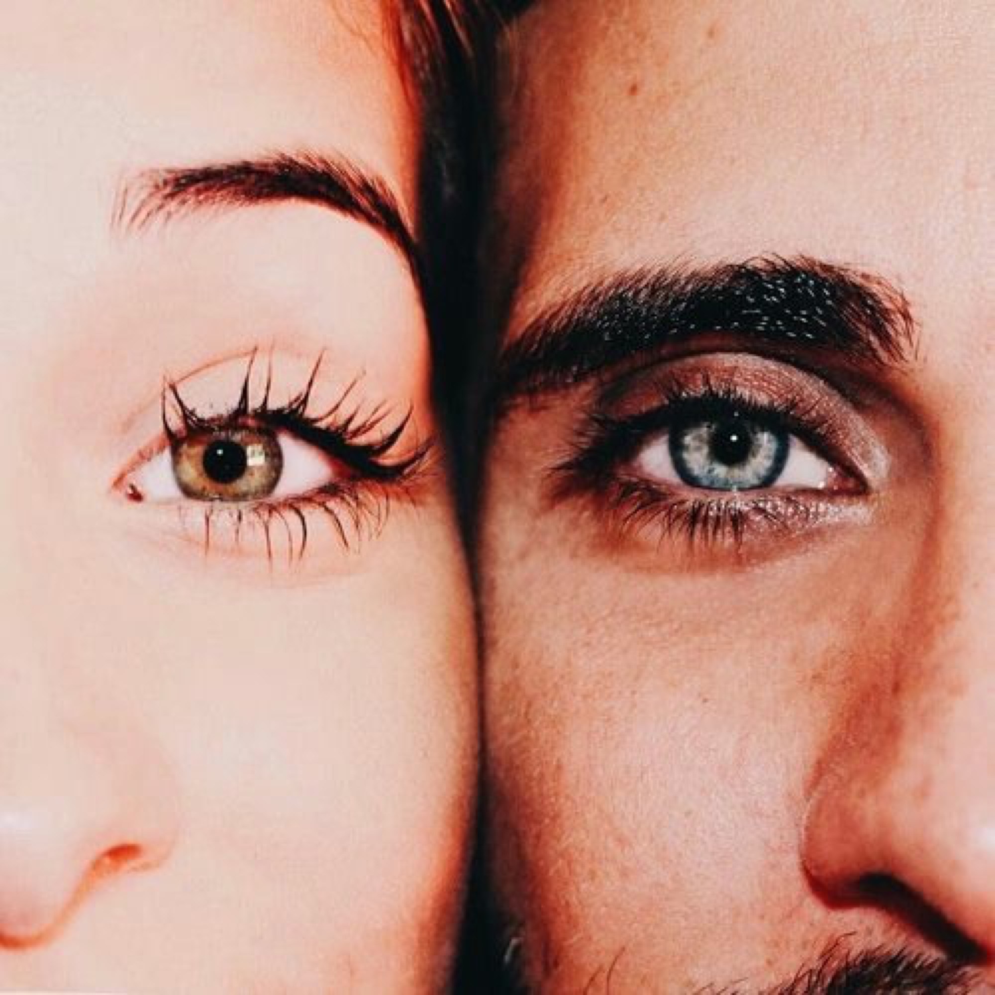 Обожал глазами. Мужской и женский глаз. Два глаза. Половина лица. Два глаза мужские.